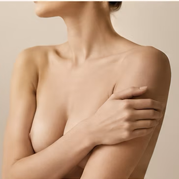 De hals, schouder en decolleté van een vrouw, met de armen gekruist voor de borst