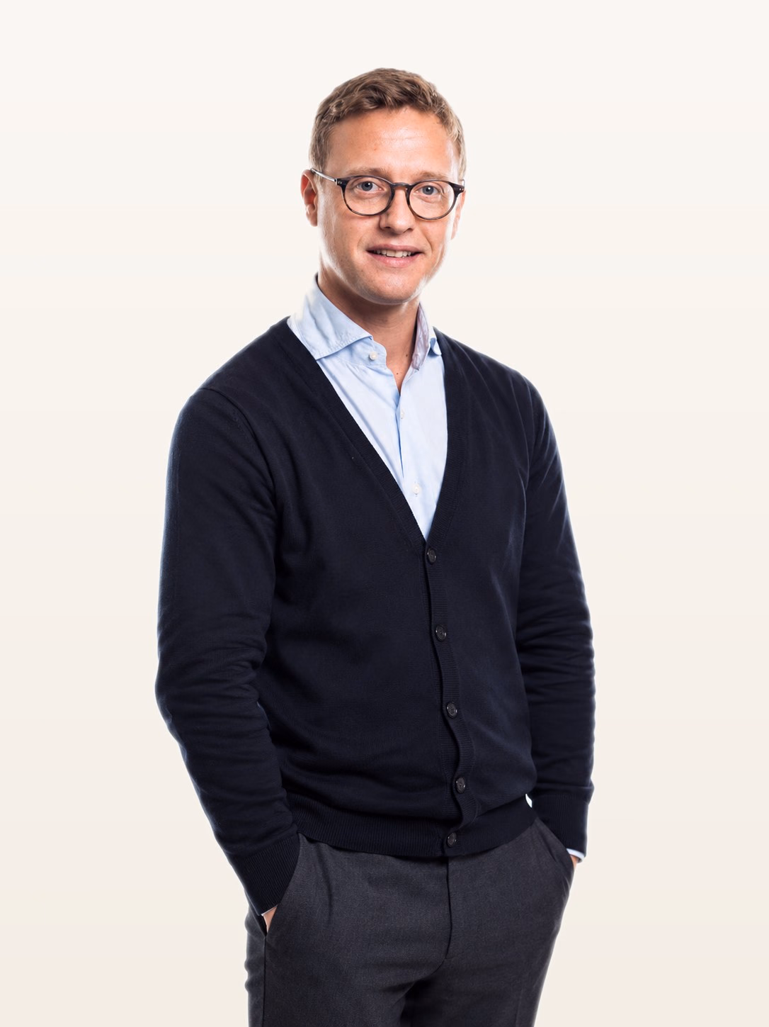 Dr Axel De Lange, van opzij gefotografeerd tegen een lichte achtergrond